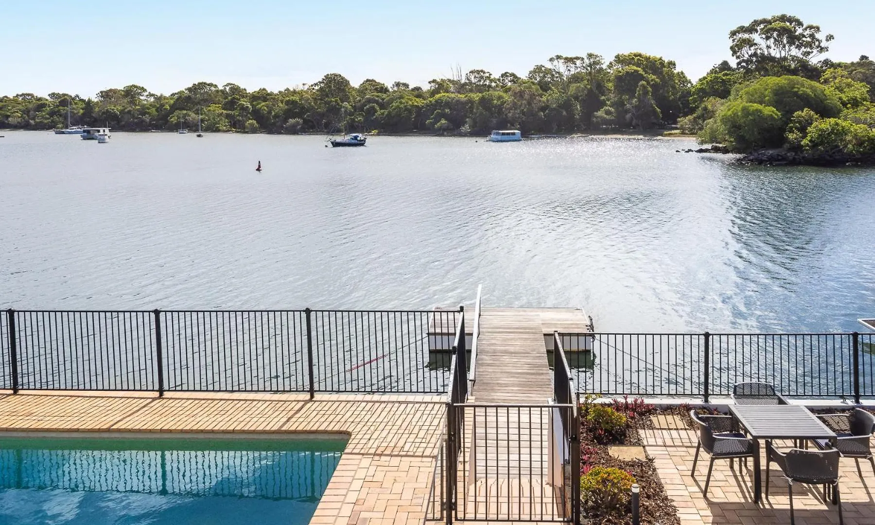Breathtaking River Views On Noosa Parade Feriehus