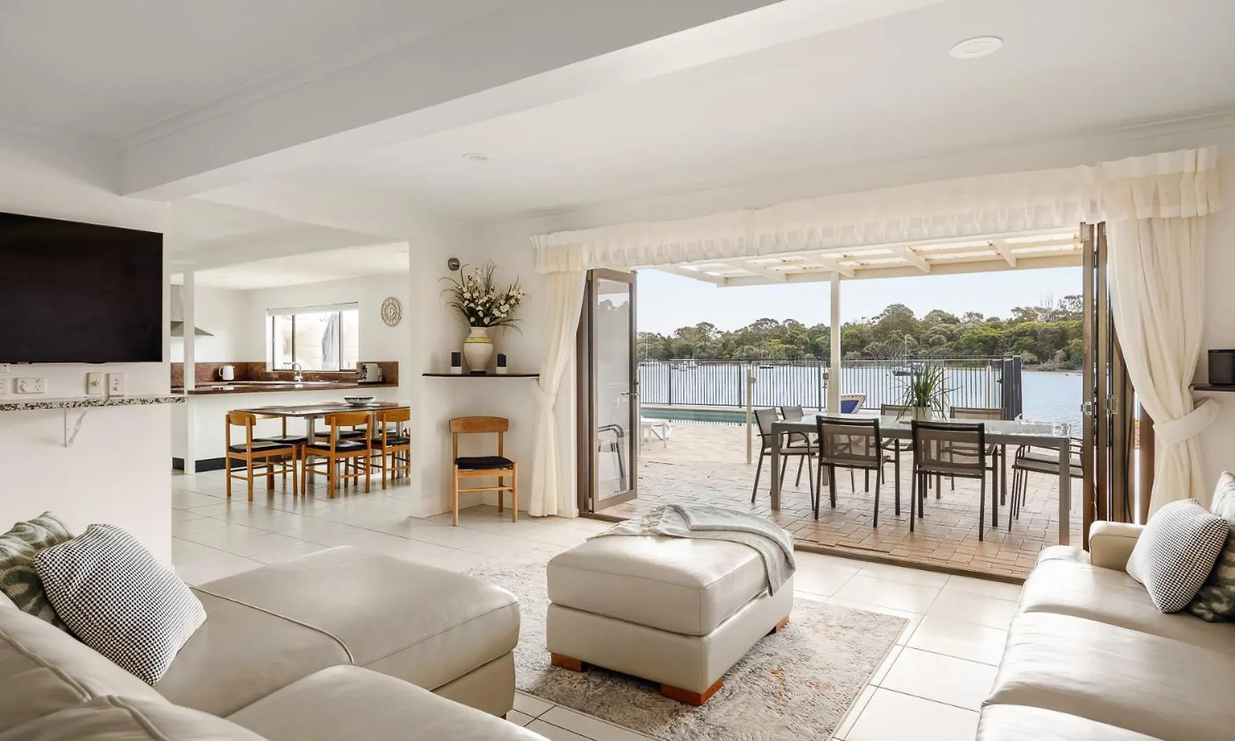 Breathtaking River Views On Noosa Parade
